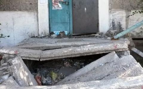 В Караганде обвалившийся лестничный марш в одном из домов восстановят