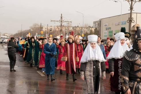 Больше тысячи человек присоединились к параду национальных костюмов в Темиртау