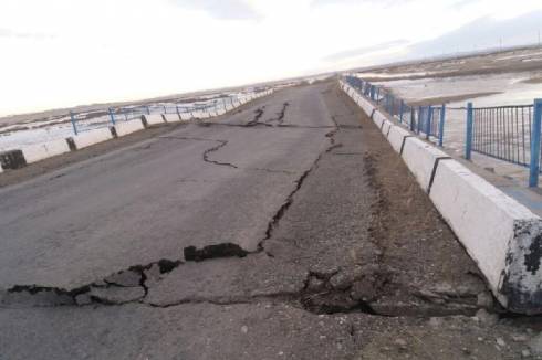 Размыло паводками часть дороги и опору моста в Карагандинской области