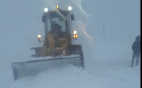 В район ЖБИ направили спецтехнику, чтобы расчистить дорогу от снега