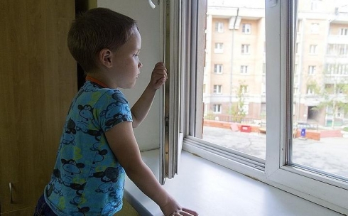 Аким Карагандинской области призвал устанавливать замки, чтобы дети не выпадали из окон
