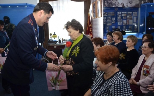 В Карагандинской области полицейские поздравили женщин-ветеранов