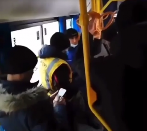 В Караганде нетрезвый пассажир автобуса набросился на контролёра системы ONAY!