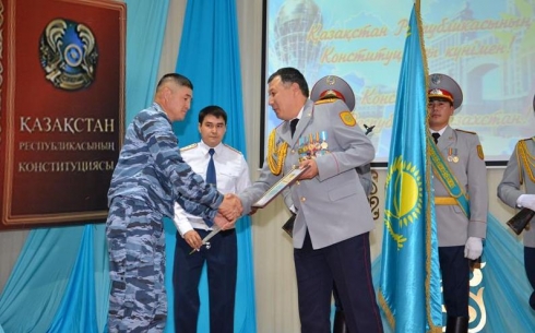 Полицейских Карагандинской области наградили в честь Дня Конституции РК