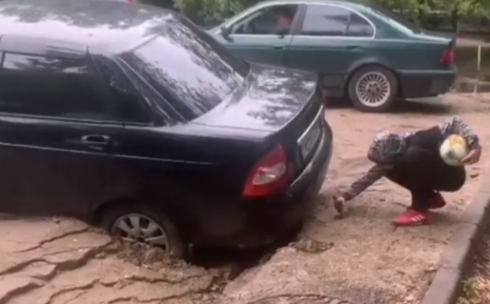 В Караганде из-за обильных дождей машины стали проваливаться под землю