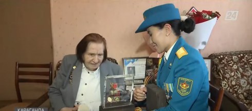Карагандинские военнослужащие поддерживают тесные связи с ветеранами