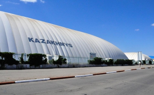 Казахмыс восстановил купол футбольного поля в Сатпаеве