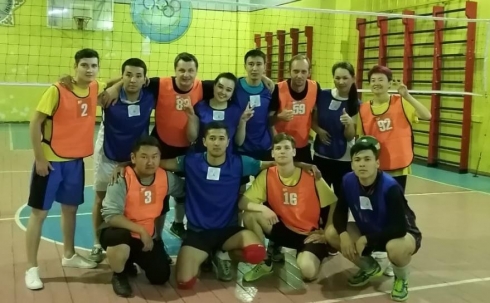 В Караганде прошла первая игра Лиги офисного волейбола