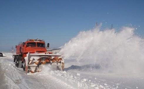 В городах и районах Карагандинской области продолжают расчистку снега