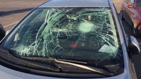 В Караганде 22-летний парень разбил лобовое стекло чужой машины железной пряжкой