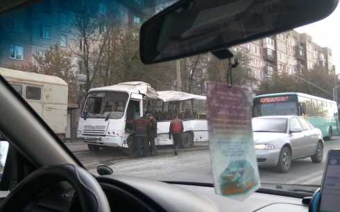 В Караганде маршрутка на скорости врезалась в автобус