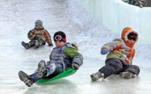 Карагандинцы могут бесплатно кататься на ледяных горках Центрального парка