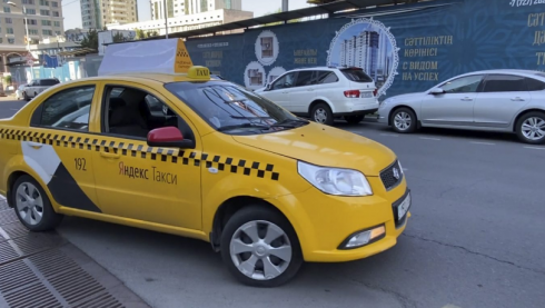 С 1 июля курьеров и таксистов начнут облагать налогами: зачем и что им это даст