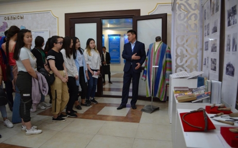 В Караганде открыли выставку, посвященную Сакену Сейфуллину и Салкену Балаубаеву