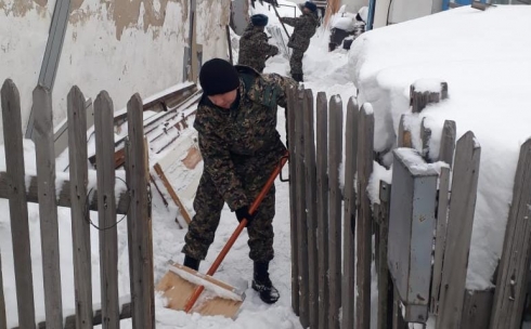 Военнослужащие Национальной гвардии РК помогают пожилым людям и ветеранам в уборке снега