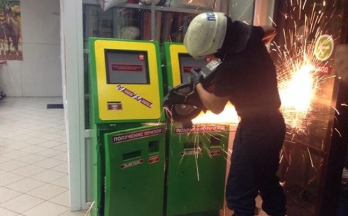 В Караганде демонтировали  около 100 нелегальных игровых автоматов