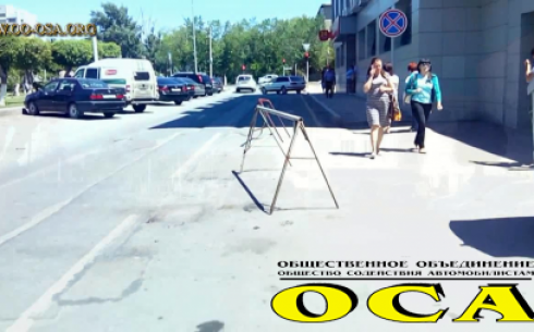 В Караганде водитель заставил Kaspi Bank убрать с дороги незаконные ограждения