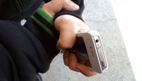 Грабитель отобрал у инвалида сотовый телефон в Шахтинске
