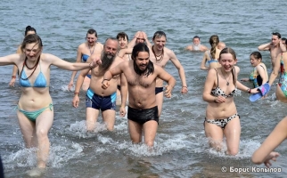 Карагандинские йоги открыли купальный сезон в Караганде 