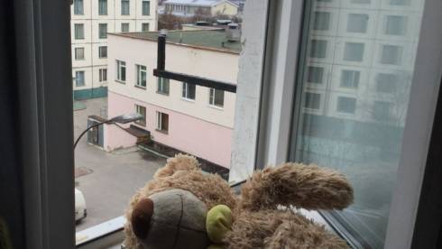 Ребёнок выпал из окна в Карагандинской области