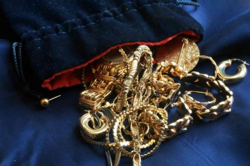 Укравшие золотые изделия на более 1 млн тенге задержаны в Караганде