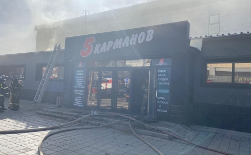 В Караганде горит рыночный комплекс «Акжолтай»