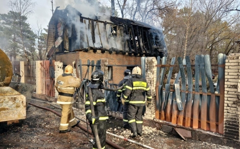 Из-за взрыва при заправке подземного газгольдера в Караганде загорелись дачи