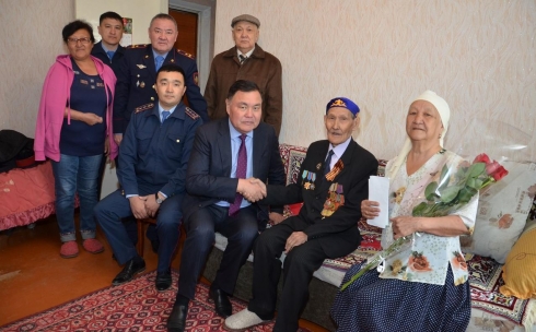 Начальник ДВД Карагандинской области посетил семью участника Великой Отечественной войны