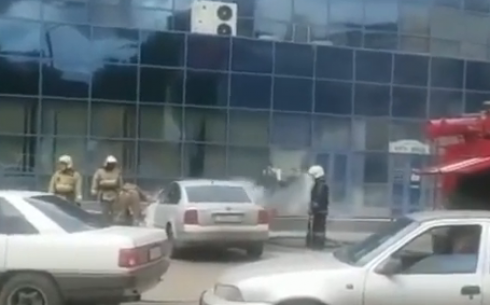 Возле торгового дома в центре Караганды загорелось авто