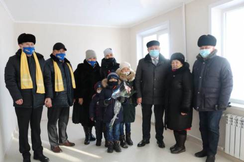 Многодетные семьи по программе «Нұрлы жер» получили квартиры в Шахтинске