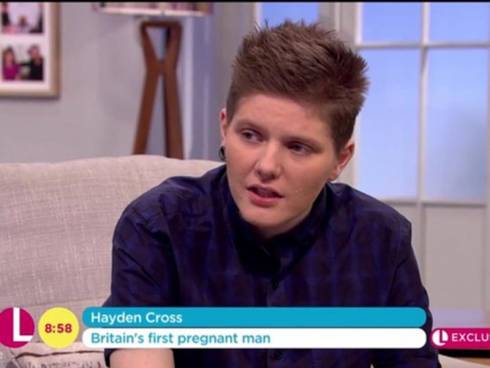 Трансгендер впервые родил ребенка в Великобритании