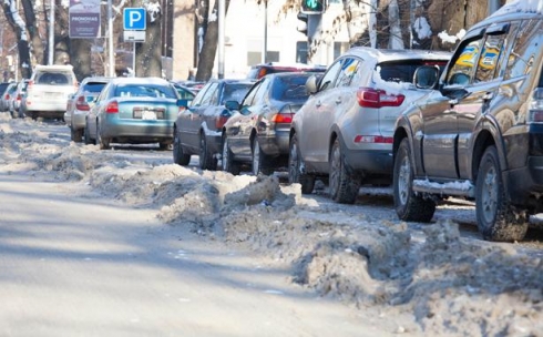 Машины, припаркованные в неположенных местах, мешают очистке улиц от снега 
