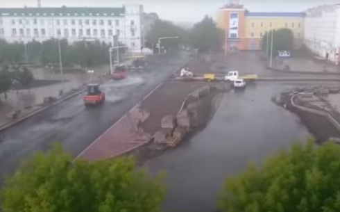 В Сети появилось видео укладки асфальта в Караганде, несмотря на ливень