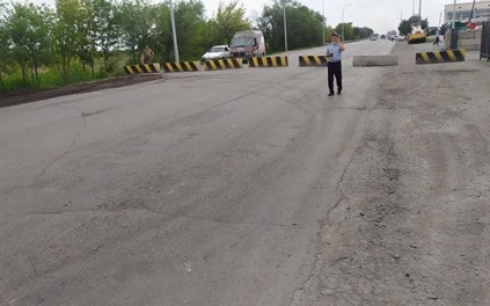 В Караганде подрядчик без согласования с властями перекрыл участок дороги