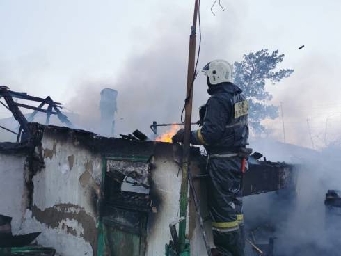 В пожаре Шахтинска сгорел двухквартирный жилой дом