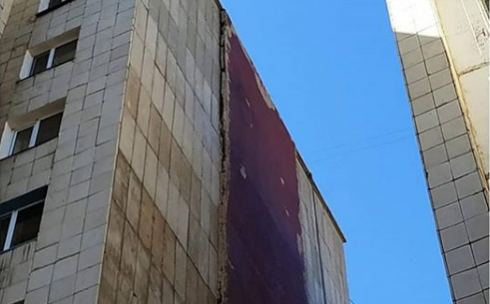 Жители одной из многоэтажек Караганды опасаются обрушения фасада