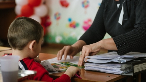 Куда звонить по поводу школ и защиты прав детей в Казахстане