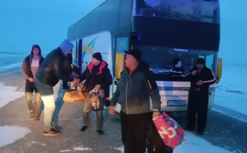 Спасатели эвакуировали 62 человека из неисправного автобуса на дороге Алматы – Екатеринбург