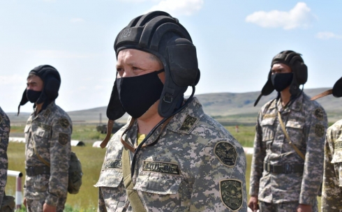 Карагандинские офицеры сдают нормативы по боевой подготовке