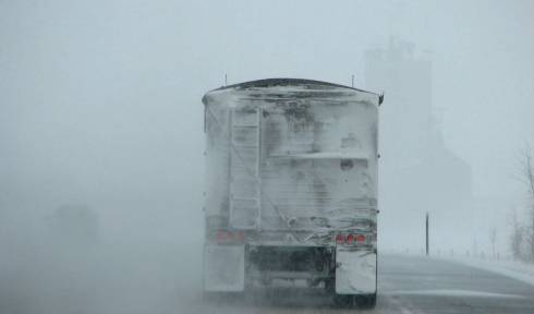 Водитель грузовика из Беларуси застрял в снежном заносе в Карагандинской области