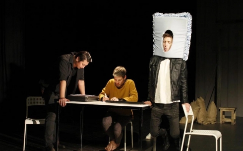 Страшные истории: о чем спектакль Немецкого театра «Человек-подушка»