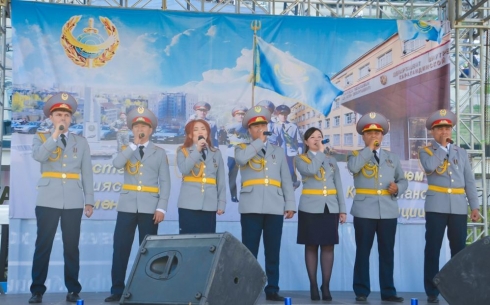 В Караганде полицейские устроили для горожан концерт в формате Open air