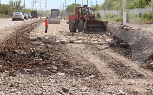 Специалист, контролирующей ремонт дороги в Темиртау, утверждает,  что новый асфальт не будет держаться 