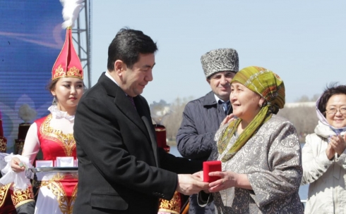 В День единства народа Казахстана в Карагандинской области многодетные семьи получили ключи от квартир