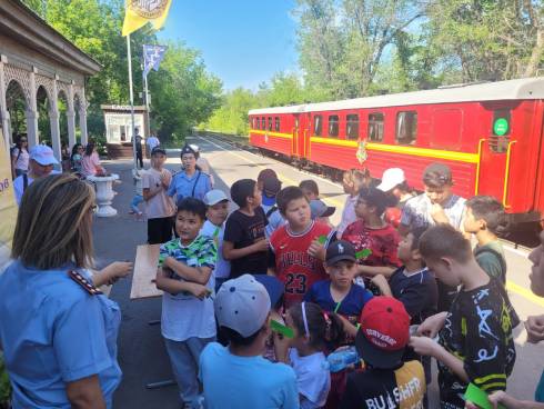 Полицейские и общественники организовали праздник для детей в Караганде