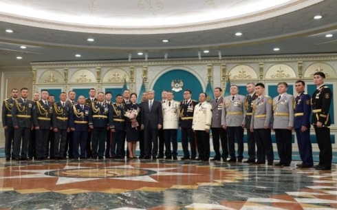 Глава государства вручил медаль «Ерлігі үшін» пожарному Караганды