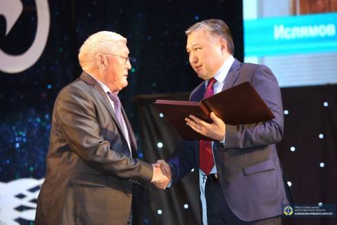 Аким Карагандинской области вручил премию «Тіл жанашыры»