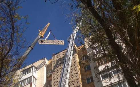 Опасную бетонную плиту демонтировали с многоэтажки в Караганде