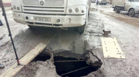 Асфальт провалился под автобусом в Караганде