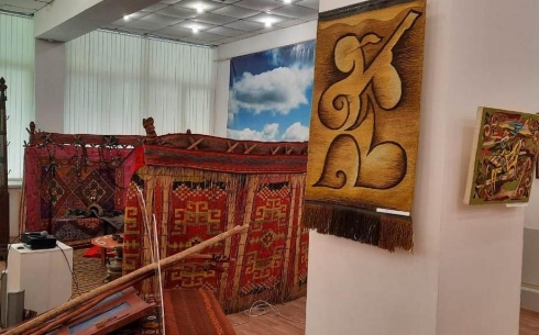 Путешествие между эпохами: в карагандинском музее ИЗО открылась выставка к празднику Наурыз